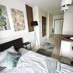 Cozy Urban - Balcony With Garden View 아파트 *