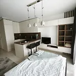 아파트 Cozy Urban - Balcony With Garden View